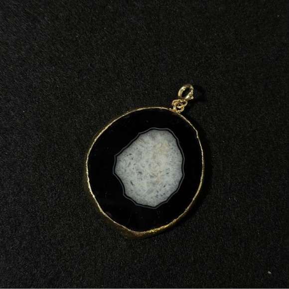 Jewelry - Elegant Black and Gold Pendant